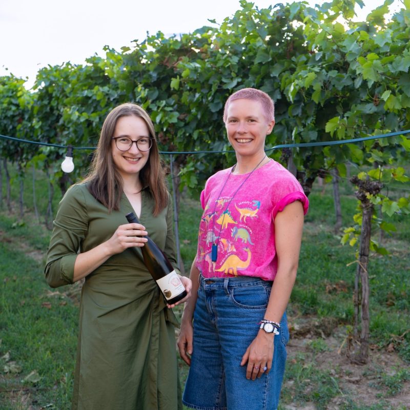 Winzerin Anna-Carina Mantler mit Anna Mabo